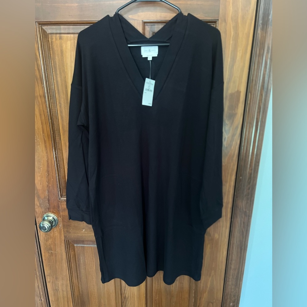 Lou & Grey Signature Soft Black V-Neck Tee dress with pockets